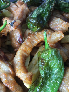 Una foto de Secreto ibérico de papada con patatas y pimientos del padrón