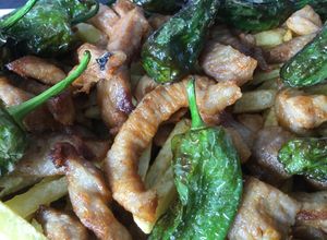 Foto principal de Secreto ibérico de papada con patatas y pimientos del padrón