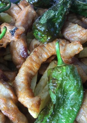 Foto principal de Secreto ibérico de papada con patatas y pimientos del padrón