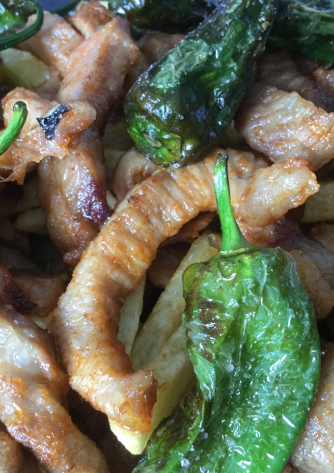 Una foto de Secreto ibérico de papada con patatas y pimientos del padrón