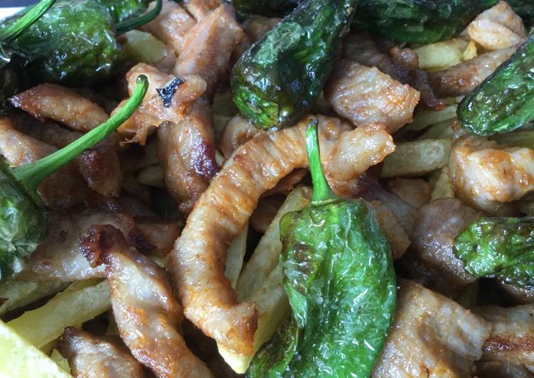Secreto ibérico de papada con patatas y pimientos del padrón