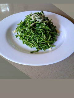 Una foto de Tallarines al pesto