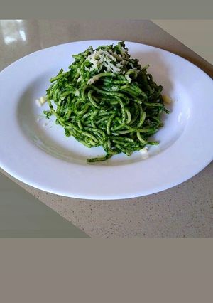 Una foto de Tallarines al pesto