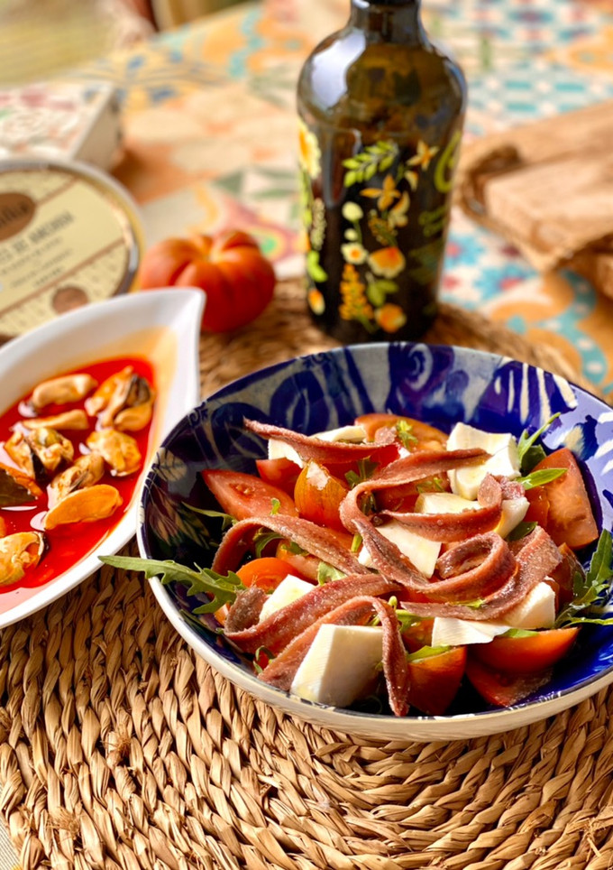 Una foto de Ensalada de anchoas y queso fresco - mi favorita