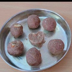 A picture of Finger Millet & ginger powder 's laddu.