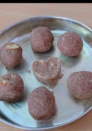 A picture of Finger Millet & ginger powder 's laddu.