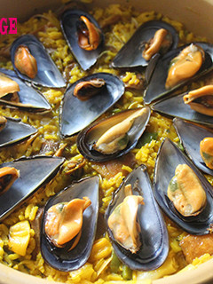 Foto principal de Cazuela de arroz con mejillones, calamar y almejas