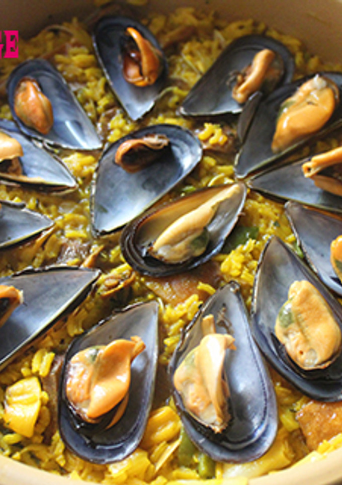 Una foto de Cazuela de arroz con mejillones, calamar y almejas