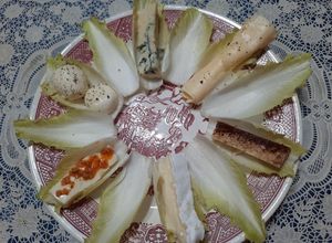 Una foto de Plato de endivias con quesos