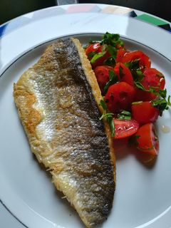 Φωτογραφία της συνταγής Λαβράκι φιλέτο με spicy ντοματίνια