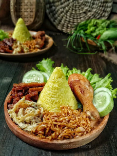 Foto resep Nasi kuning komplit ala ricecooker