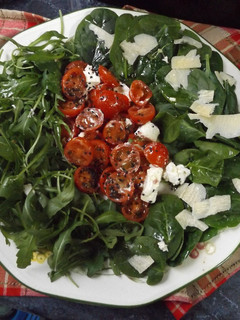 Una foto de Ensalada de tomatitos marinados con rúcula y espinacas