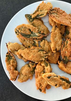 Une photo de Beignets de Sauge au Grana Padano