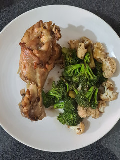 Una foto de Pavo al horno con verduras salteadas