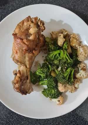 Una foto de Pavo al horno con verduras salteadas
