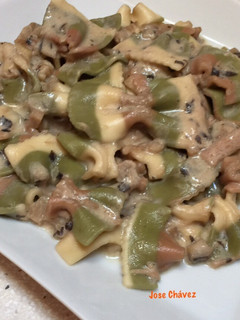 Una foto de Farfalle Bianche Rosse & Verdi de atún y salsa de boletus