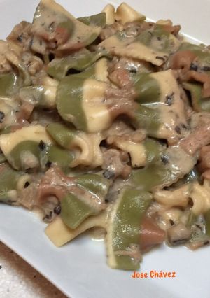 Una foto de Farfalle Bianche Rosse & Verdi de atún y salsa de boletus