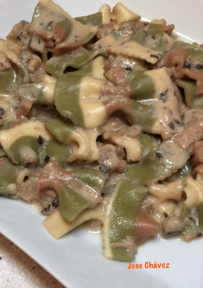 Una foto de Farfalle Bianche Rosse & Verdi de atún y salsa de boletus