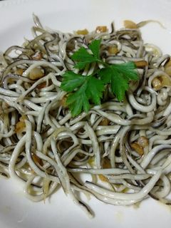 Una foto de Gulas al ajillo