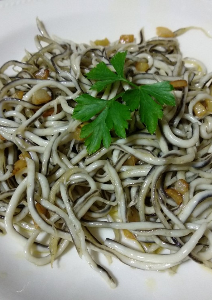 Una foto de Gulas al ajillo