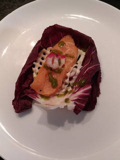 Una foto de Sashimi de salmón
