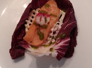Una foto de Sashimi de salmón