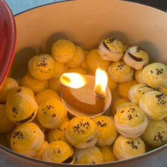 A picture of Khanom Pia (Chinese Pastry).