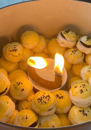 A picture of Khanom Pia (Chinese Pastry).