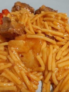 Una foto de Fideos con patata y costilla