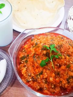 काठियावाड़ी बैंगन का भरता (kathiyawadi baingan ka bharta recipe in Hindi) रेसिपी मुख्य फोटो