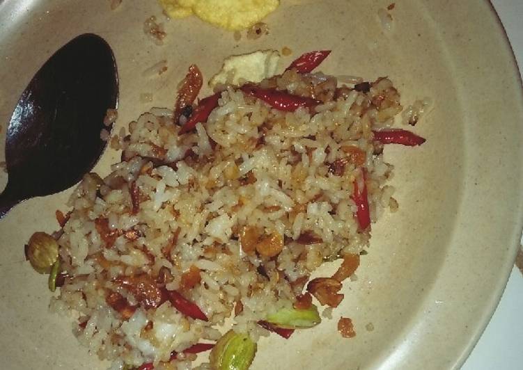 Nasi goreng ikan asin rebon + petai