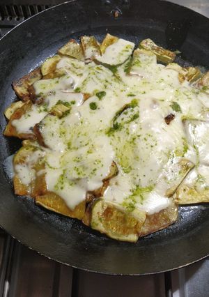 Una foto de Zuchinis al horno con muzzarella y pesto