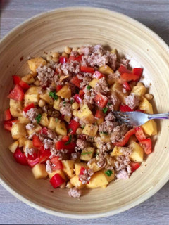 Una foto de Ensalada de garbanzos y caqui