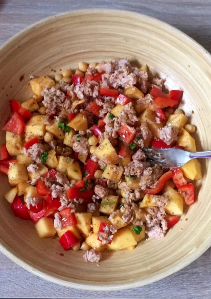 Una foto de Ensalada de garbanzos y caqui