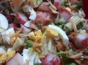 Una foto de ensalada de apio y huevo