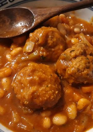 Une photo de Boulette de bœuf et haricots blancs à la tomate