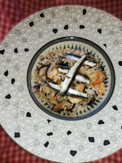 Una foto de Arroz salteado con champiñones y gambas