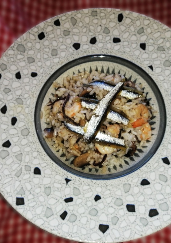 Una foto de Arroz salteado con champiñones y gambas