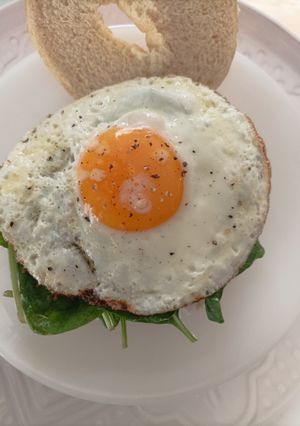 Une photo de Bagel œuf Épinards