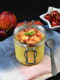 Panna cotta alla curcuma con frutta caramellata