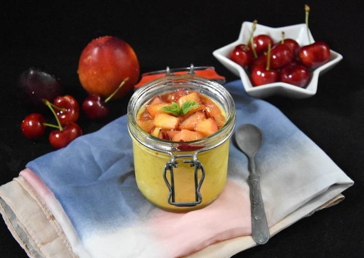 Panna cotta alla curcuma con frutta caramellata