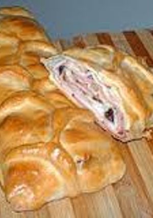 Una foto de Trenza rellena de jamón, queso y huevo duro