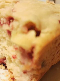 Una foto de Budín de frutilla y yogurt griego