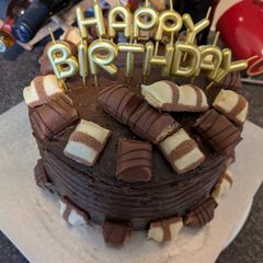 A picture of Kinder bueno cake!.