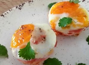 Una foto de Canastillas de tocino con huevo y vegetales🥓🍳🥦🍄