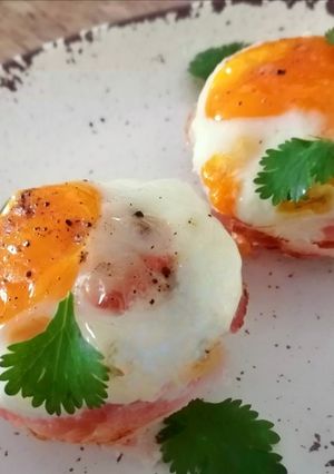 Una foto de Canastillas de tocino con huevo y vegetales🥓🍳🥦🍄