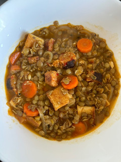 Una foto de 🌱 Lentejas con tofu y chorizo vegano 🌱