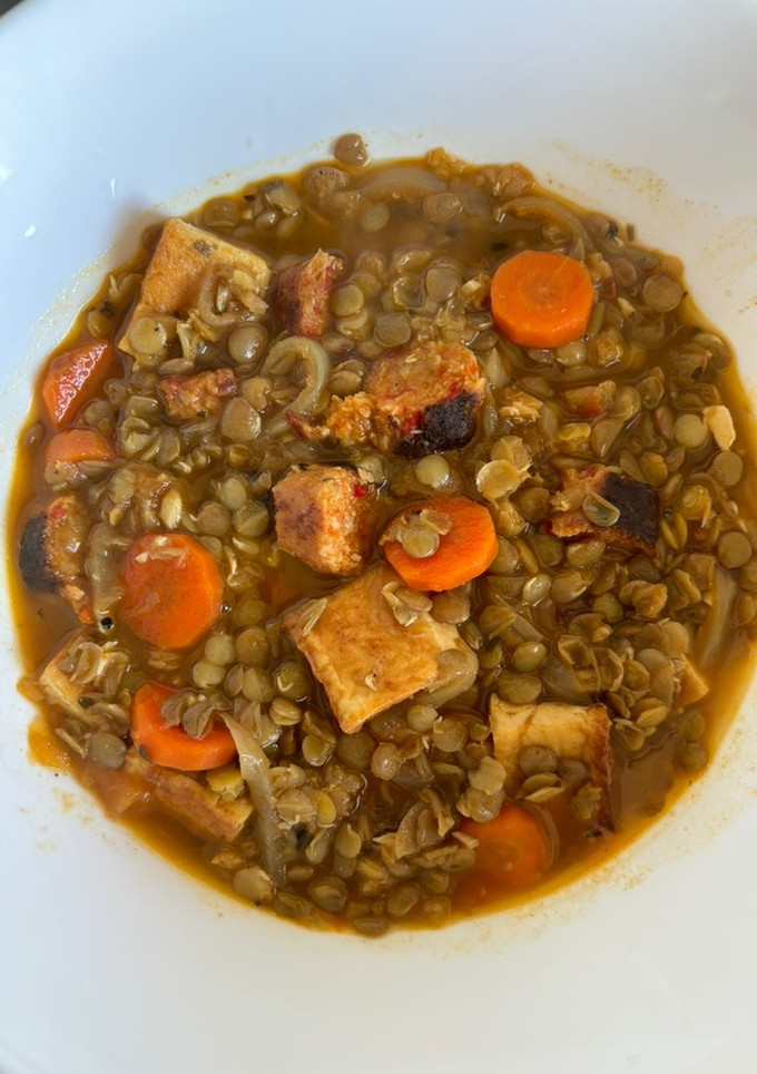 Una foto de 🌱 Lentejas con tofu y chorizo vegano 🌱