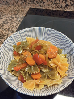 Una foto de Pasta con salteado de cebolla, pimientos y zanahoria