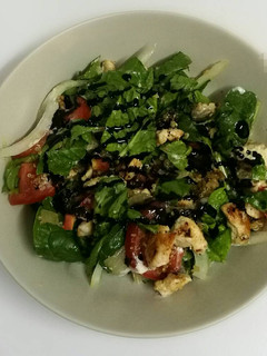 Una foto de Ensalada templada de pollo con quinoa y espinaca!!